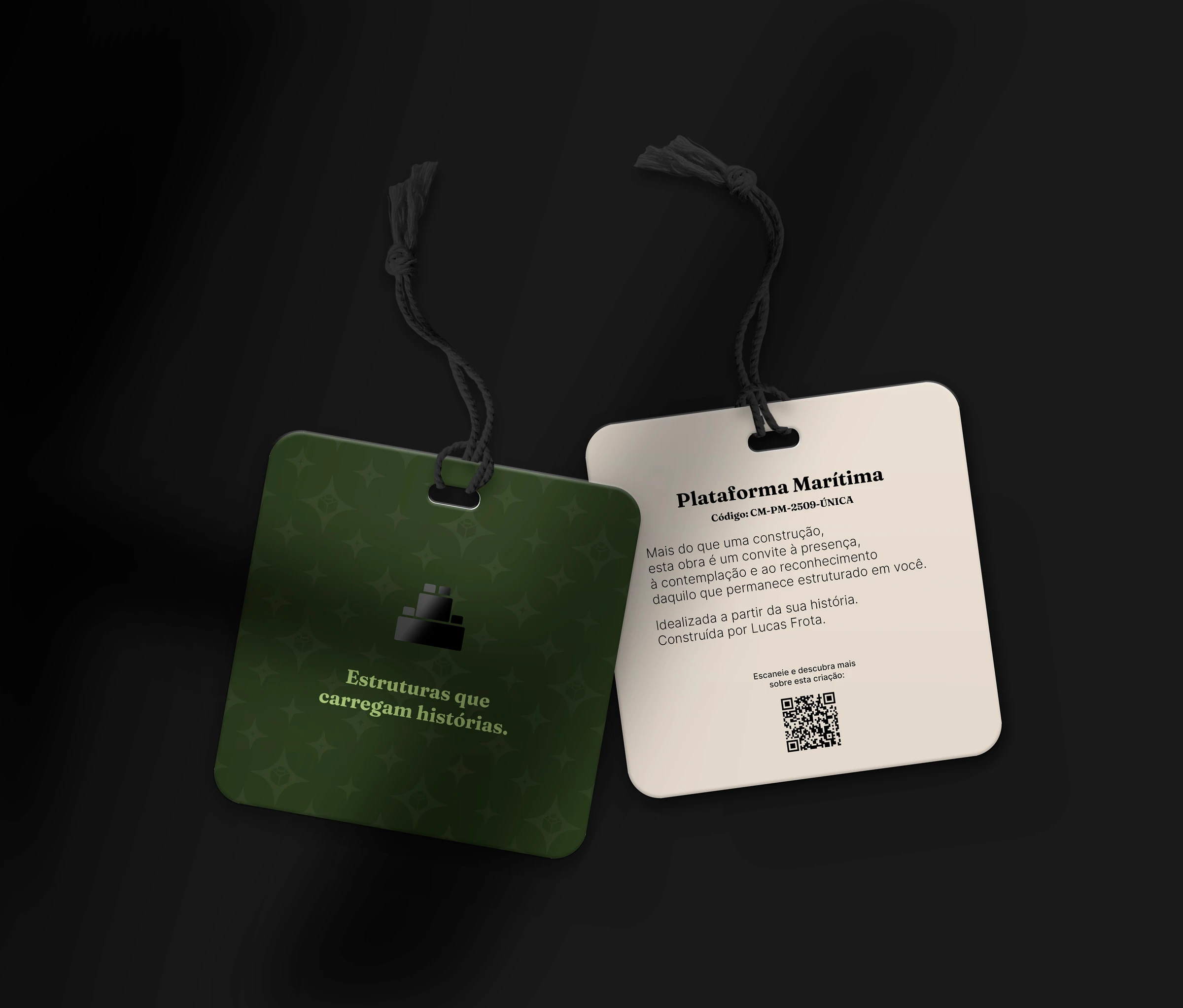 A etiqueta verde da Constructia presa a uma escultura, com o registro da peça e o QR Code no verso