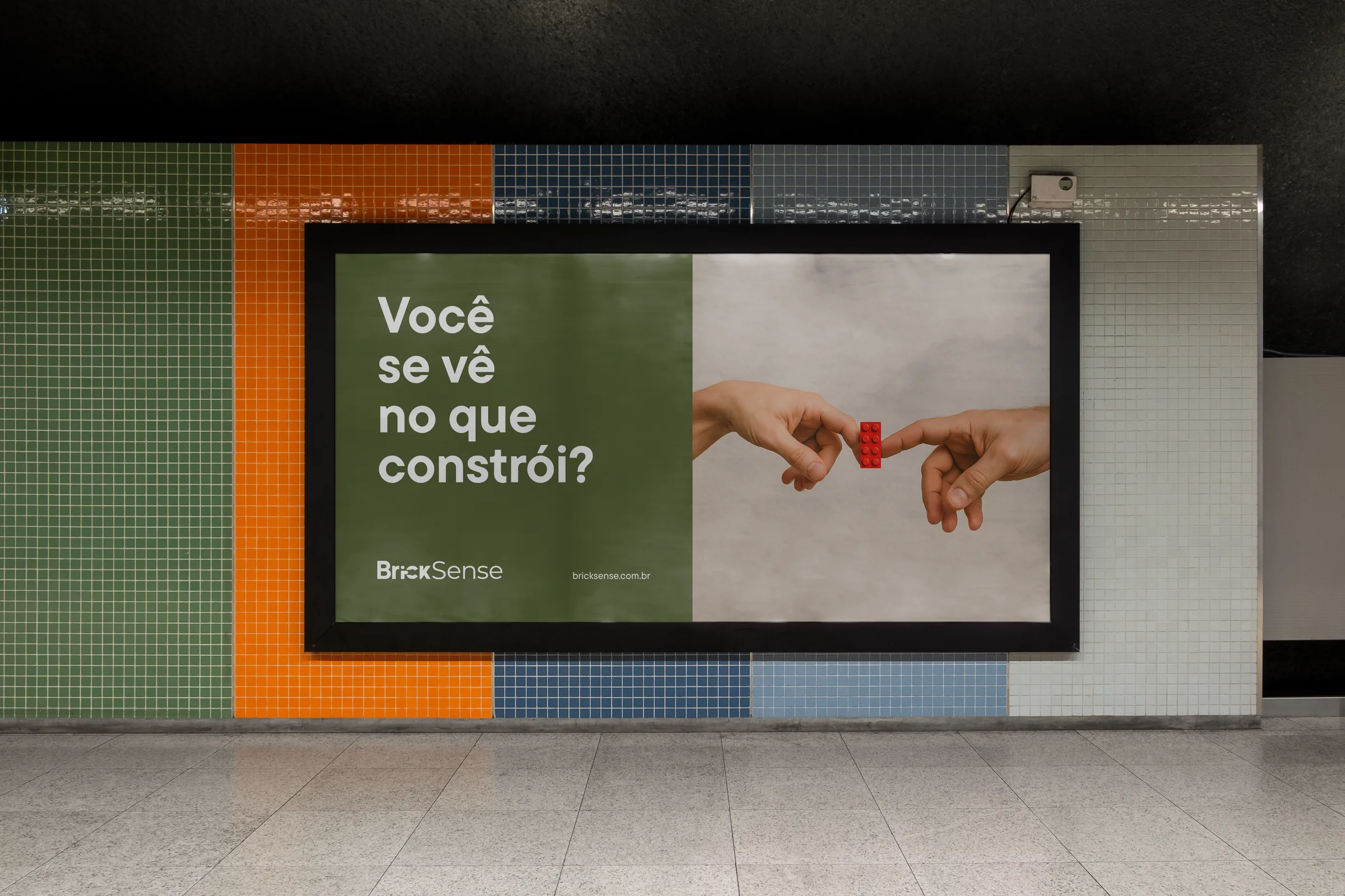 Painel no metrô do Rio com a pergunta Você se vê no que constrói?