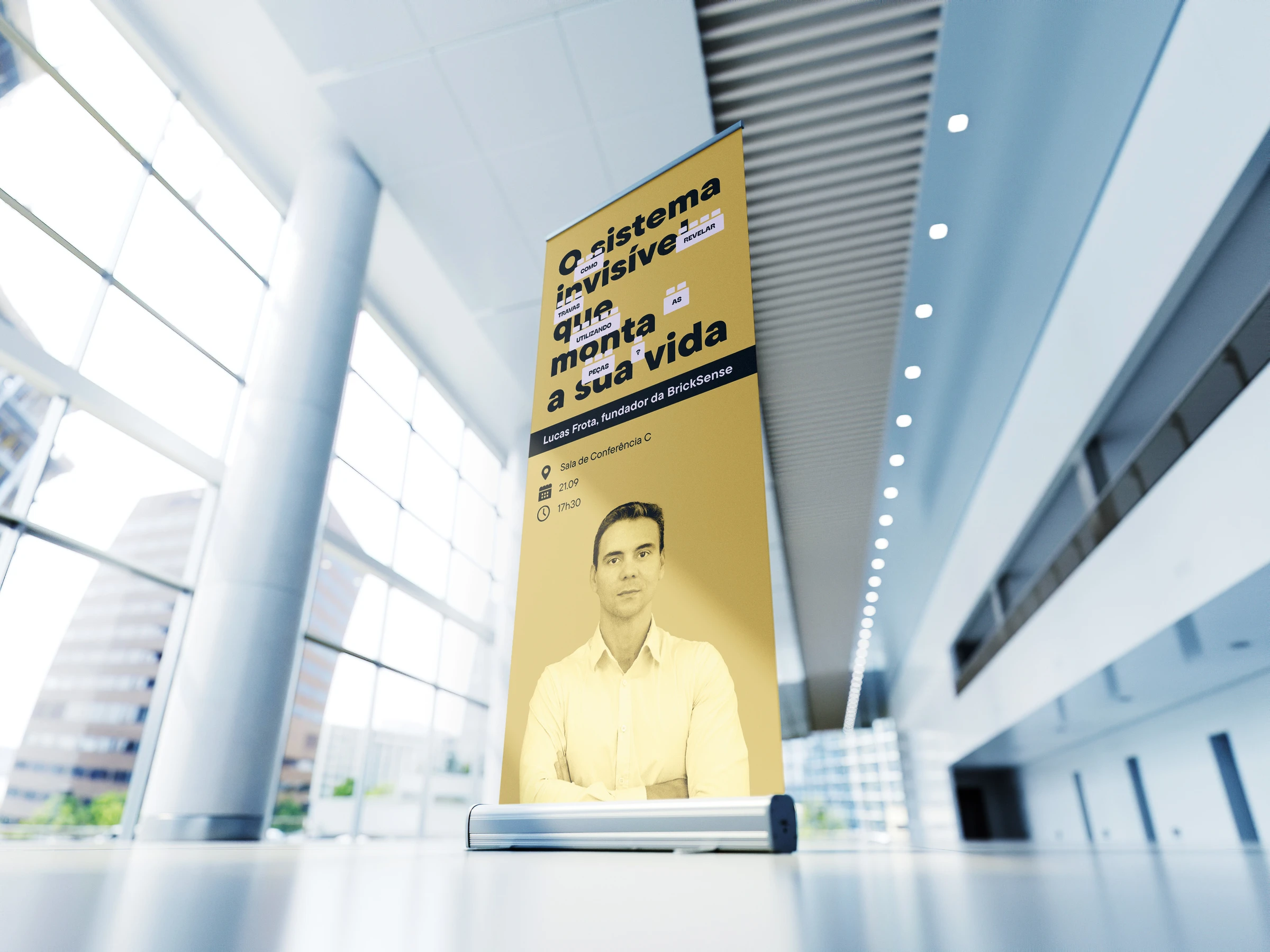 Roll-up dourado da palestra no saguão de um edifício corporativo