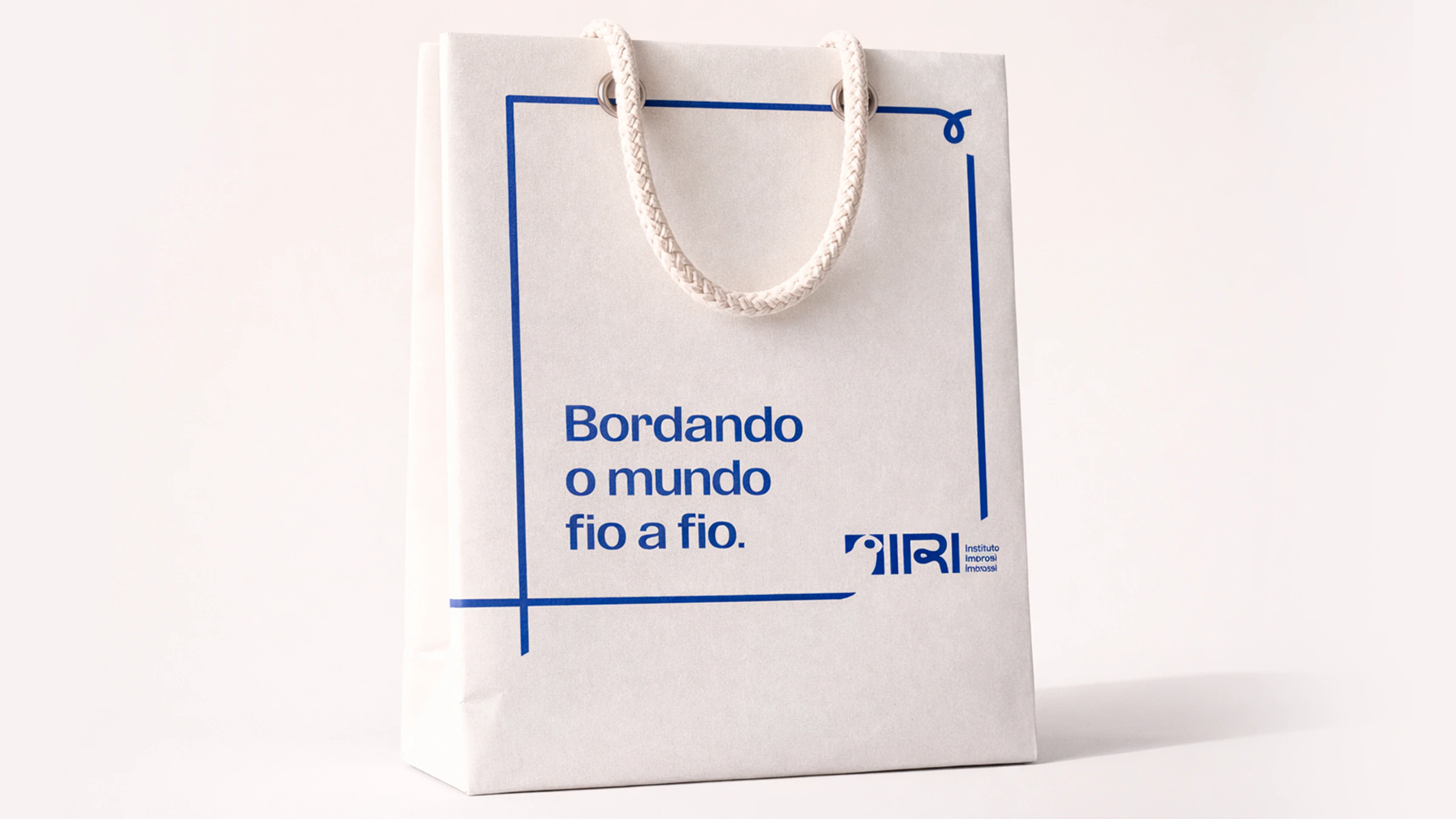 Sacola do IRI com a assinatura Bordando o mundo fio a fio