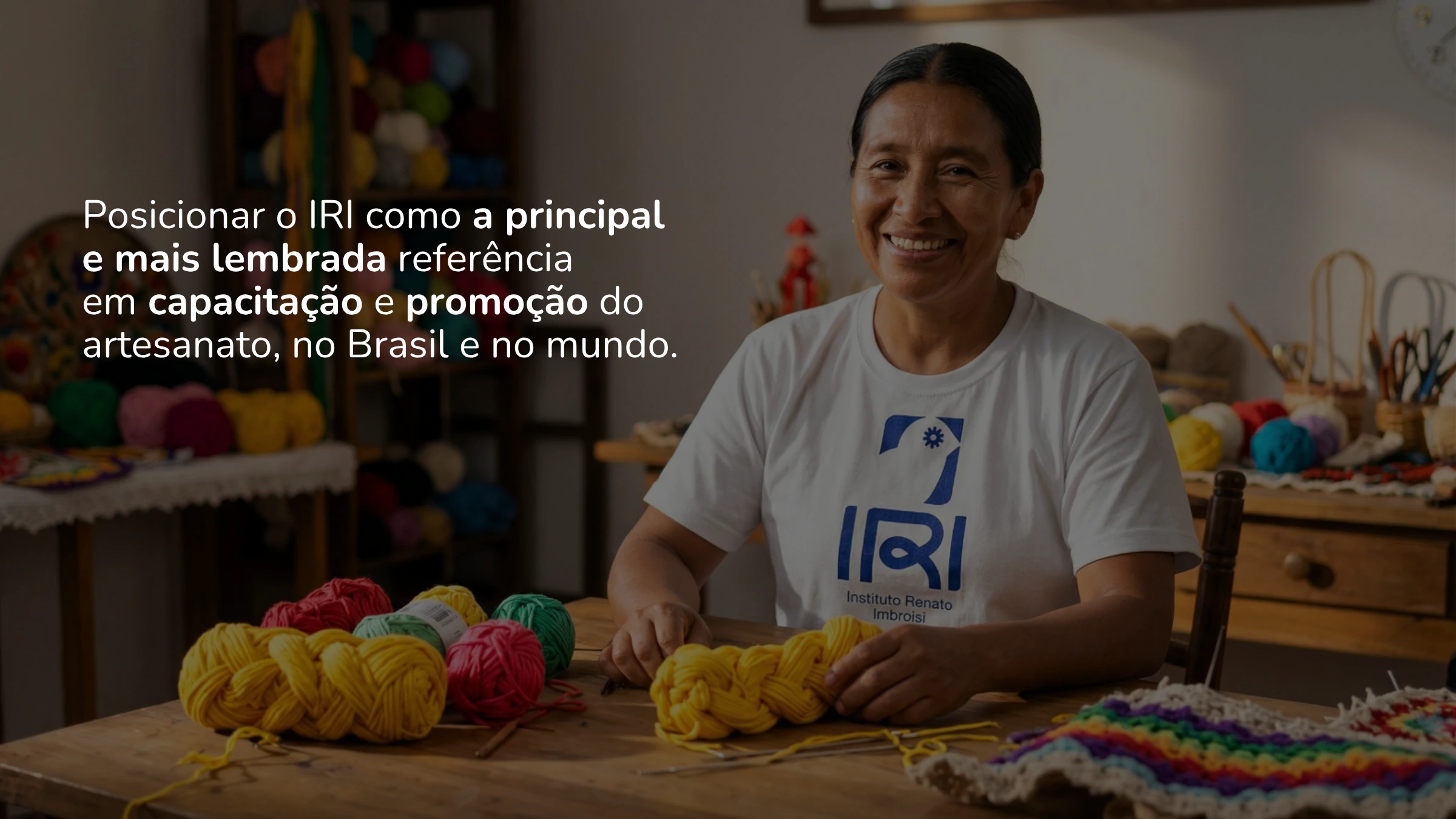 Artesã com a camiseta do IRI e a ambição de posicionar o Instituto como principal referência do artesanato brasileiro